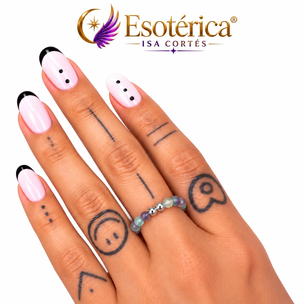 Anillo Elástico de Fluorita Anillo elástico de fluorita con bolitas de plata en una mano