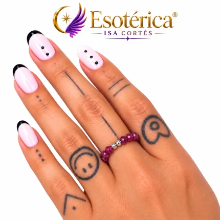 Anillo elástico de rubí con bolitas de plata en una mano