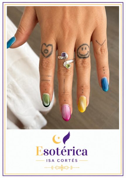 Anillo de plata con una piedra de peridoto verde y una amatista violeta engastadas