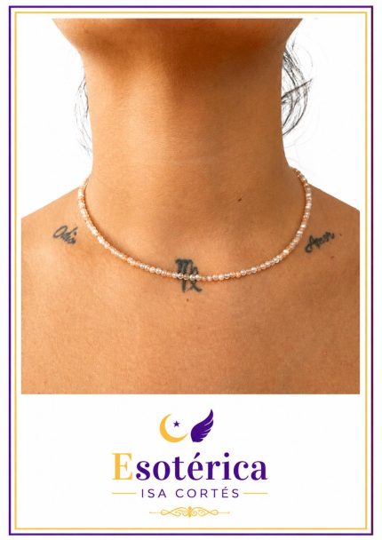 Collar con colgante de piedra del sol de tono naranja con destellos metálicos sobre cadena