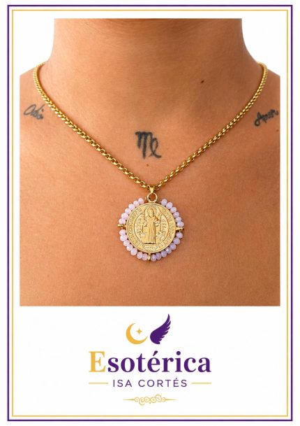 Colgante con medalla de San Benito y una piedra de cuarzo rosa sobre cadena