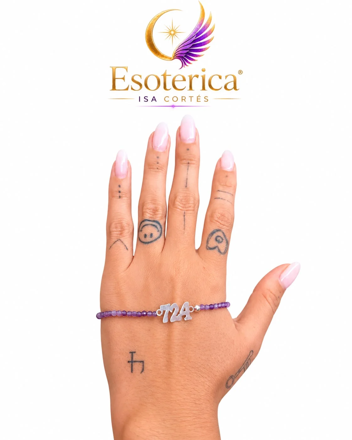 Pulsera de Amatista 724 Grabovoi en Plata Pulsera de amatista con el número 724 en plata sobre una mano
