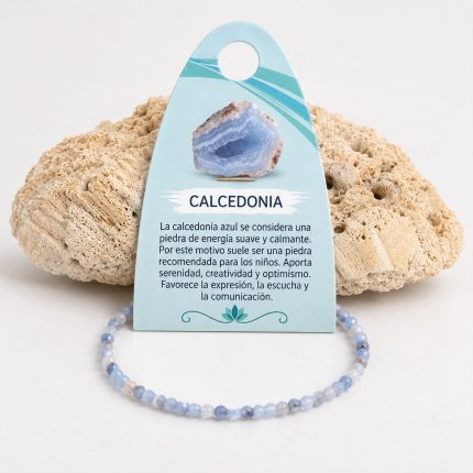 Pulsera de calcedonia con cuentas de tono azul suave y aspecto lechoso en hilo elástico