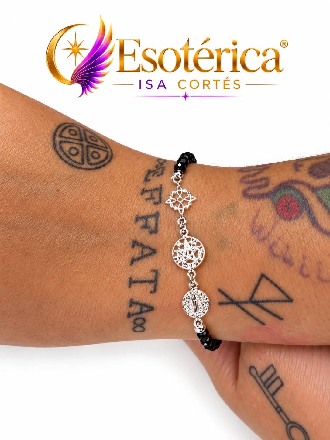 Pulsera Cuádruple Protección Turmalina, Nudo de Bruja, Tetragramatón y San Benito Pulsera cuádruple protección con turmalina negra y tres dijes de plata en la muñeca
