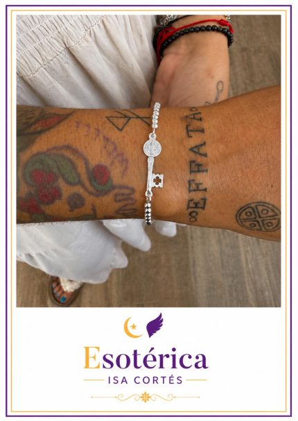 Pulsera con medalla-llave de plata de San Benito en hilo elástico