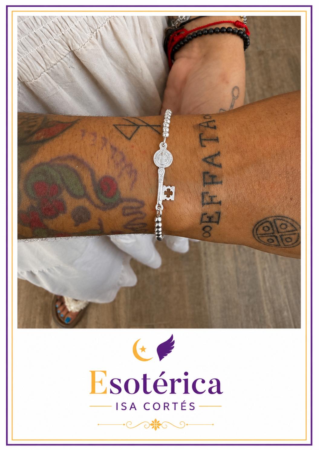 Pulsera Llave de San Benito en Plata Pulsera con medalla-llave de plata de San Benito en hilo elástico