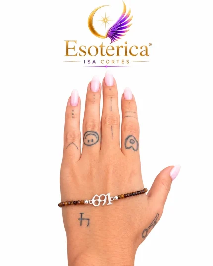 Pulsera de ojo de tigre con el número 691 en plata sobre una mano