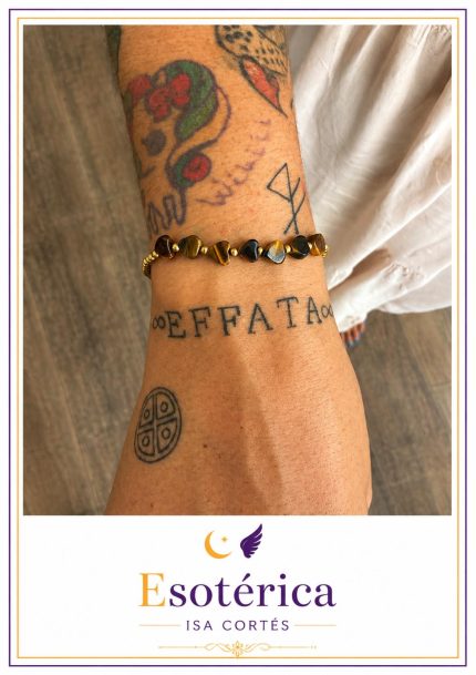 Pulsera de ojo de tigre con un corazón tallado central y cuentas con reflejo dorado en hilo elástico