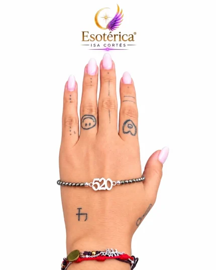 Pulsera de pirita con el número 520 en plata sobre una mano