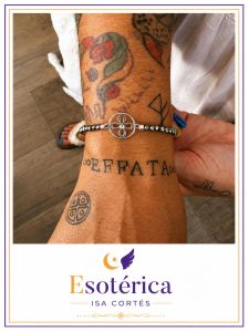 Pulsera de plata con placa grabada de sigilo de abundancia y cuentas de pirita
