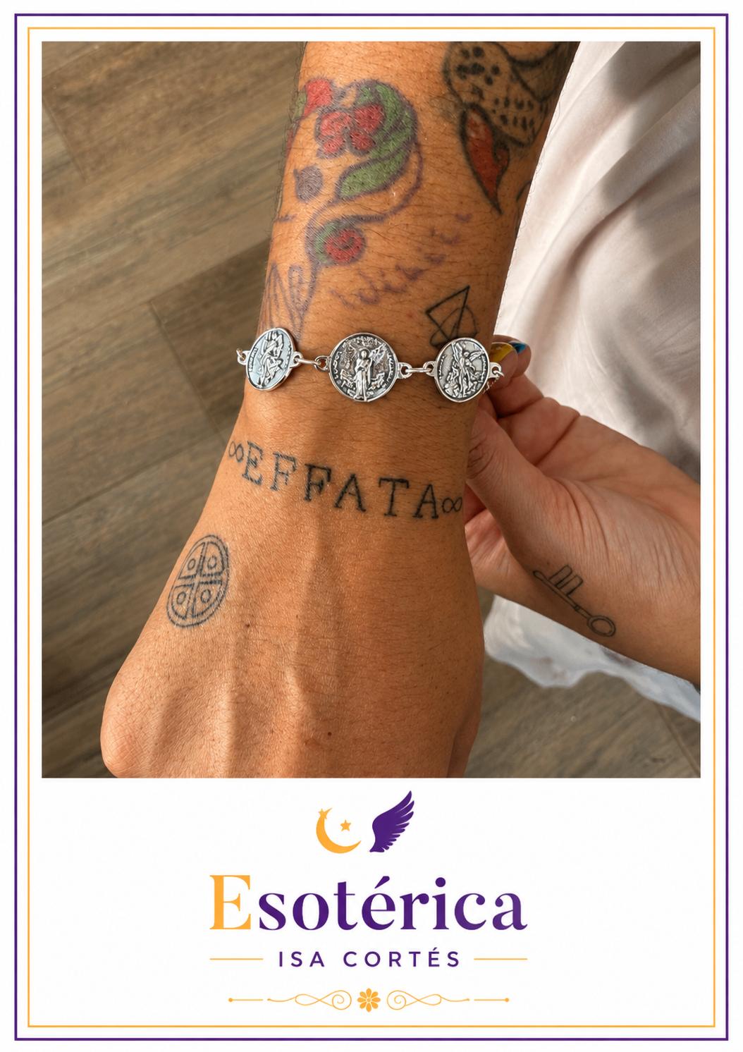 Pulsera Tres Arcángeles San Miguel, San Gabriel y San Rafael en Plata Pulsera con tres medallas de plata de San Miguel, San Gabriel y San Rafael en hilo elástico