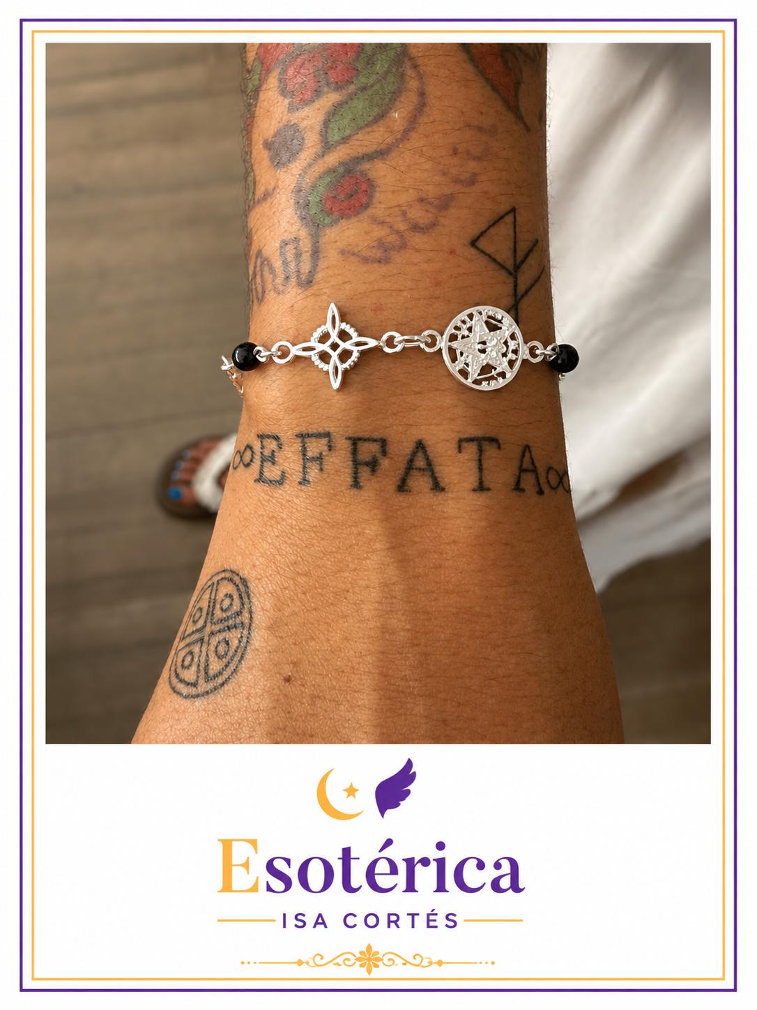 Pulsera Triple Protección Turmalina Plata Pulsera de plata con turmalina negra, nudo de bruja y pentáculo puesta en la muñeca