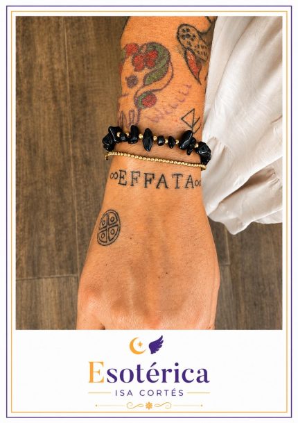 Pulsera de chips de turmalina negra combinados con piezas de acero inoxidable en hilo elástico