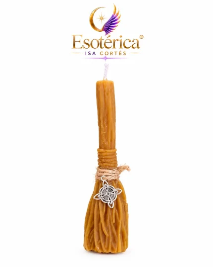 Vela escoba de miel de color ámbar con un dije de nudo de bruja atado con cuerda