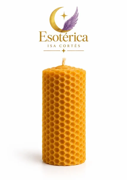 Velón cilíndrico de miel con textura de panal y mecha trenzada sobre fondo blanco con el logotipo de Esotérica Isa Cortés