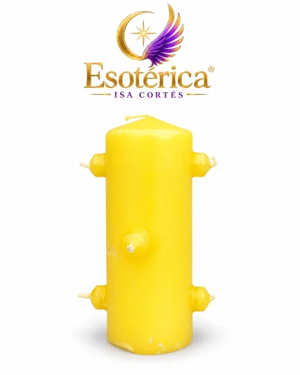 Velón cilíndrico amarillo con siete mechas sobre fondo blanco y el logotipo de Esotérica Isa Cortés